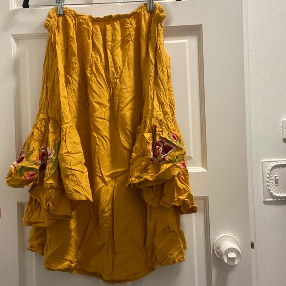 Gold Flowy Dress w/ Roses on Flared Sleeves